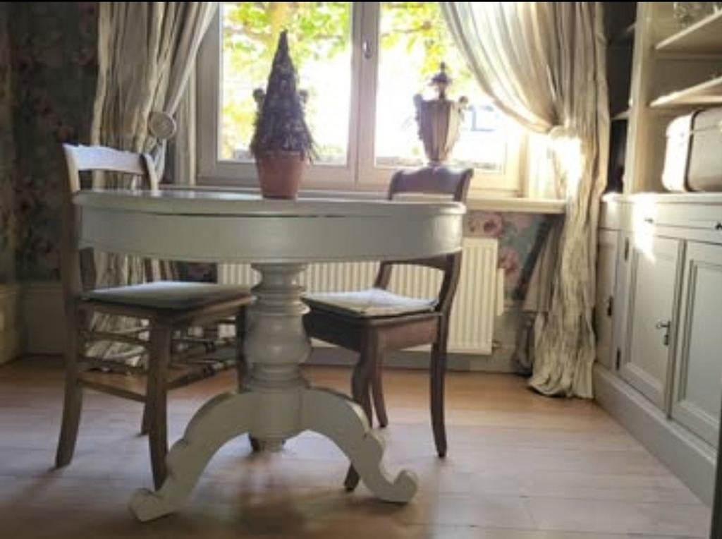 Table ancienne ronde avec personnage, 3 pieds, Enlèvement, Beige