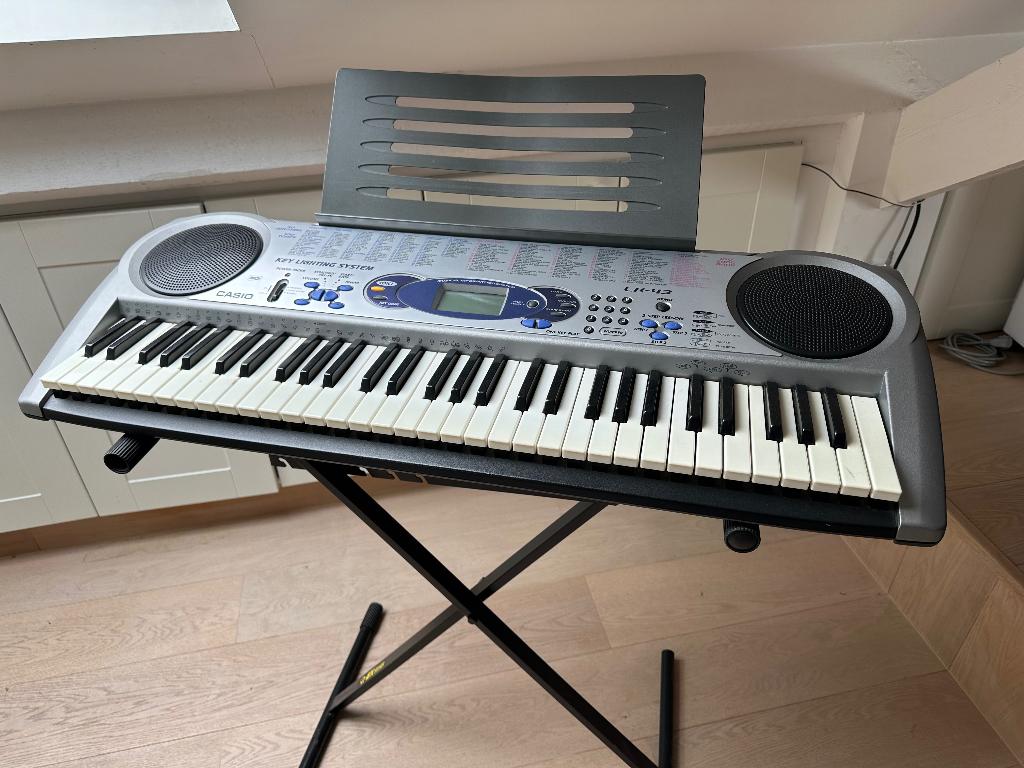 Synthétiseur piano CASIO LK-43 avec pied, Musique & Instruments, Enlèvement, Utilisé, Avec pied, 61 touches