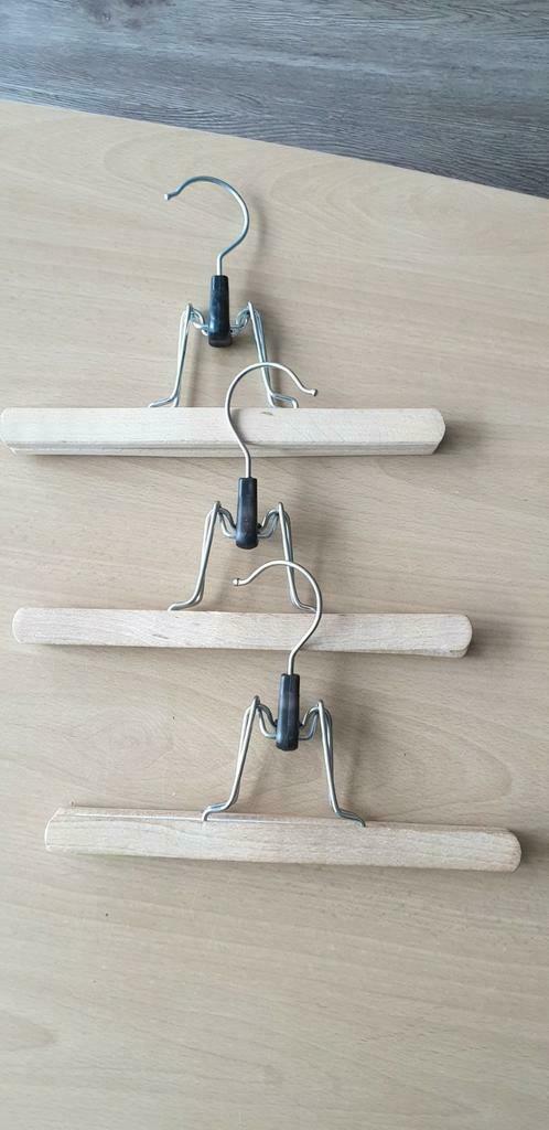 Broekhangers,  hout met vilt binnenin, €1/stuk, Ophalen, Nieuw