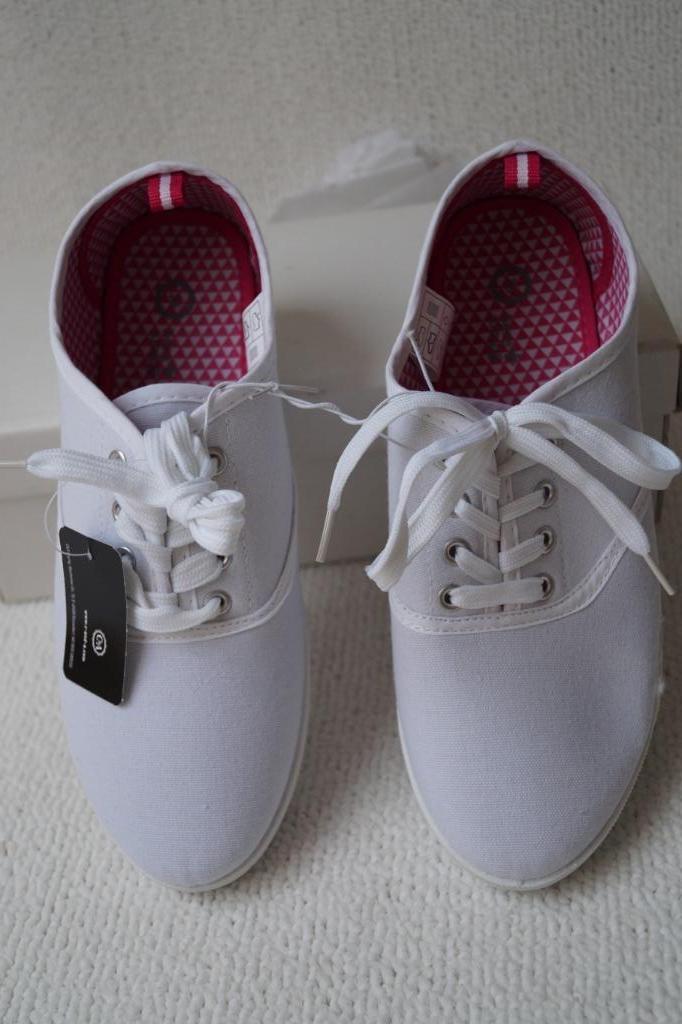 TENNIS 36 / Basket NEUF / Pantoufles Chaussure /Blanche, Neuf, Enlèvement, Blanc, Chaussures basses