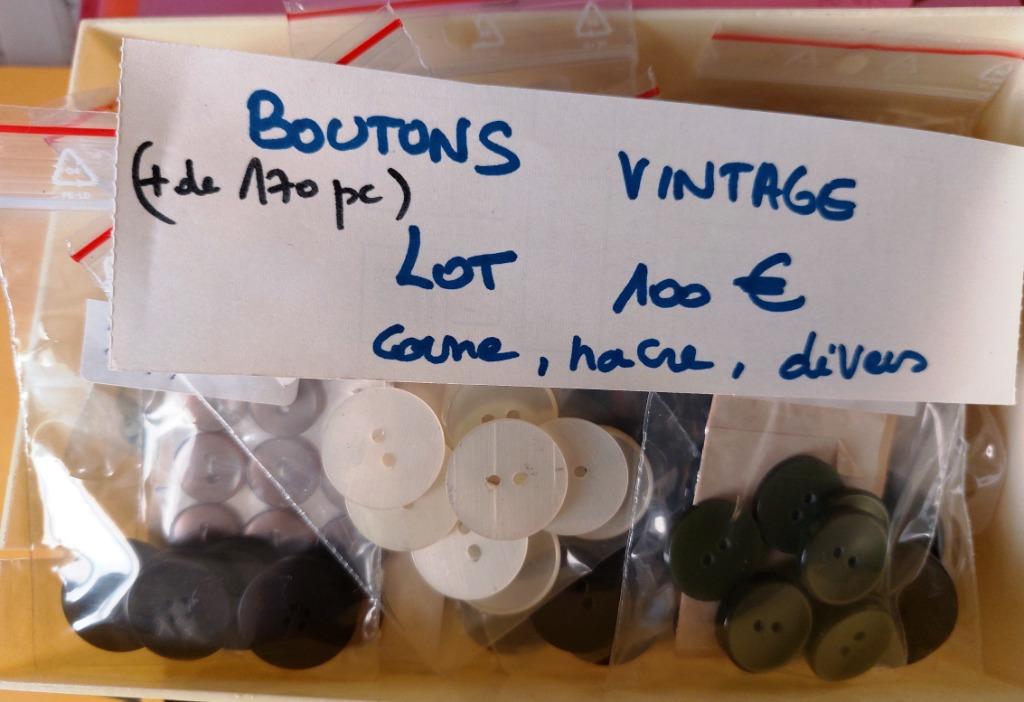 Lot de 170 boutons neufs années 1950-60 (corne, nacre,...), Ophalen