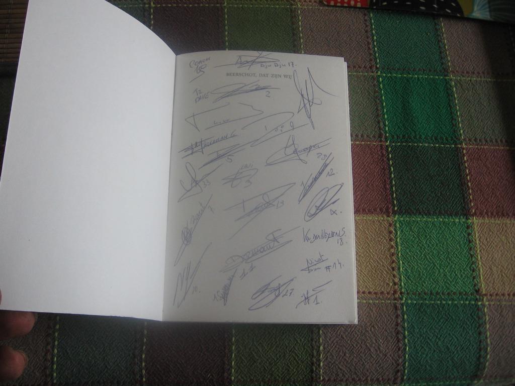 boek Beerschot getekend door staf en spelers 1 provinciale, Ophalen, Zo goed als nieuw, Boek of Tijdschrift