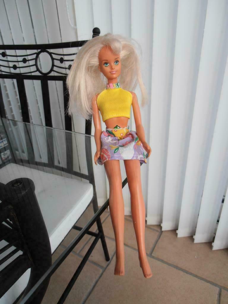 Barbie – Cheveux blonds, mini-jupe et crop top – Hasbro 1988, Enlèvement ou Envoi, Utilisé, Barbie