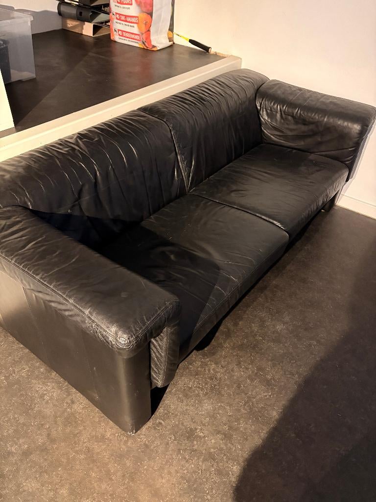 Stevige zwarte leren zetel (ideaal voor kot / mancave), Huis en Inrichting, Zetels | Zetels, Gebruikt, Rechte bank, Driepersoons