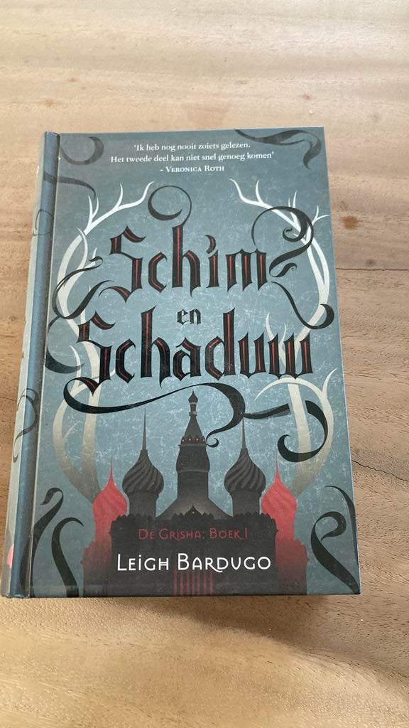 Leigh Bardugo - Schim en schaduw, Leigh Bardugo, Ophalen of Verzenden, Zo goed als nieuw, Fictie