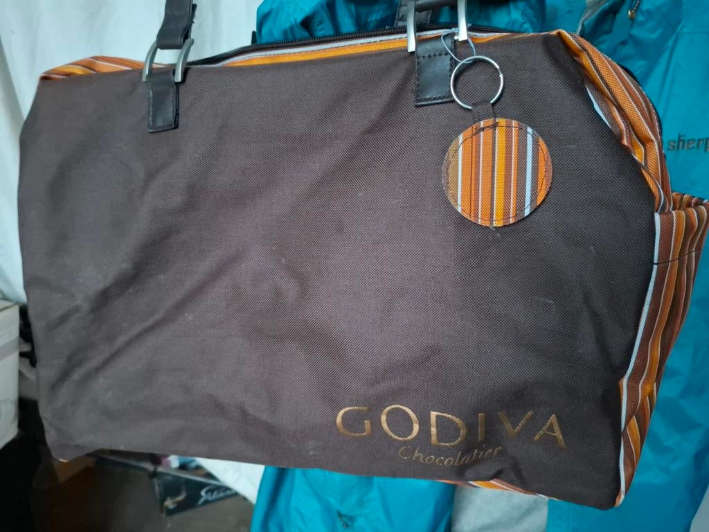 Godiva tas ongebruikt, Ophalen