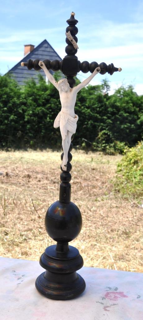 crucifix a poser napoleon III bois noir et biscuit, Ophalen of Verzenden
