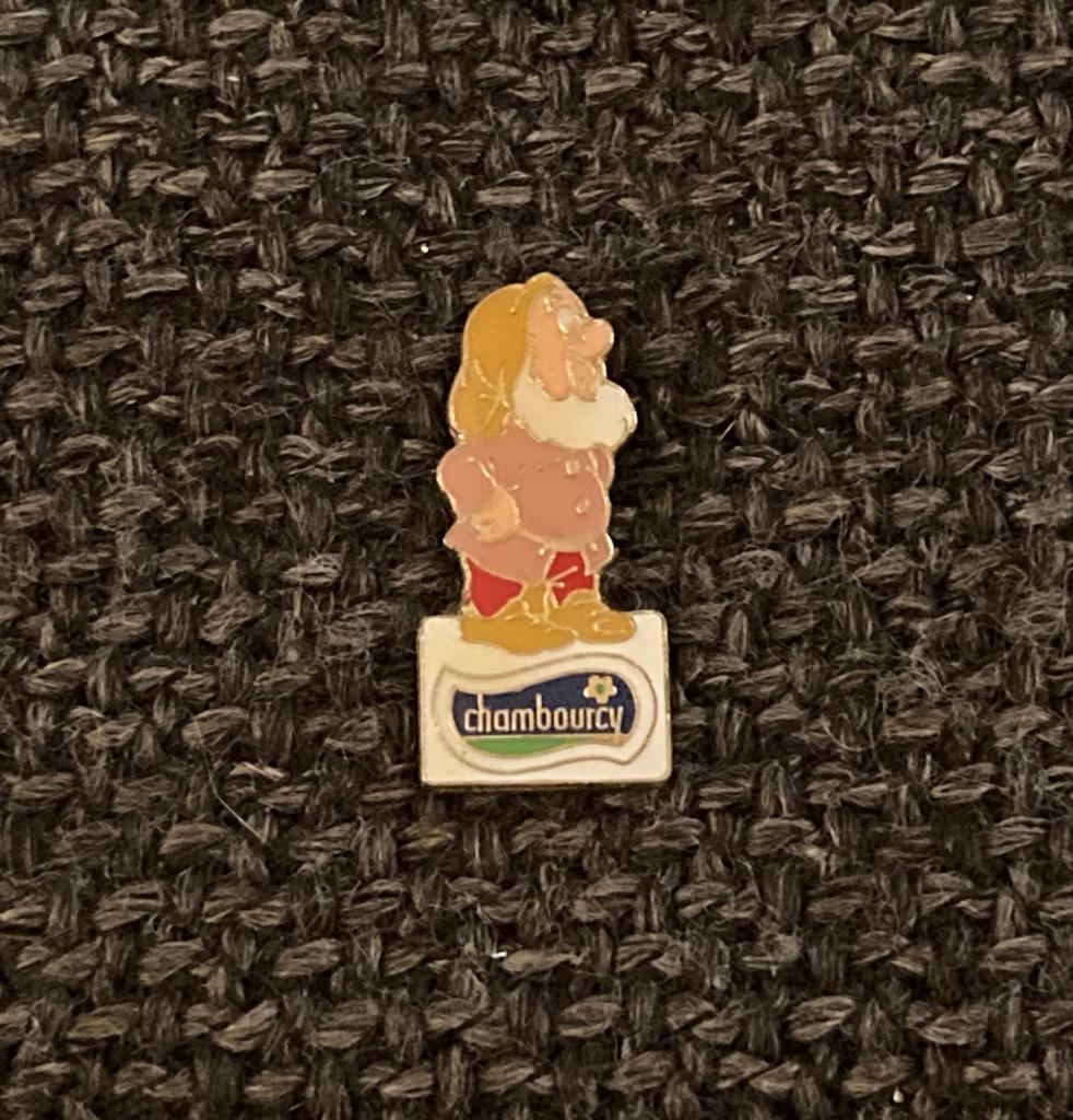 PIN - CHAMBOURCY - DISNEY - SNEEUWWITJE - BLANCHE NEIGE, Envoi, Utilisé, Figurine, Insigne ou Pin's