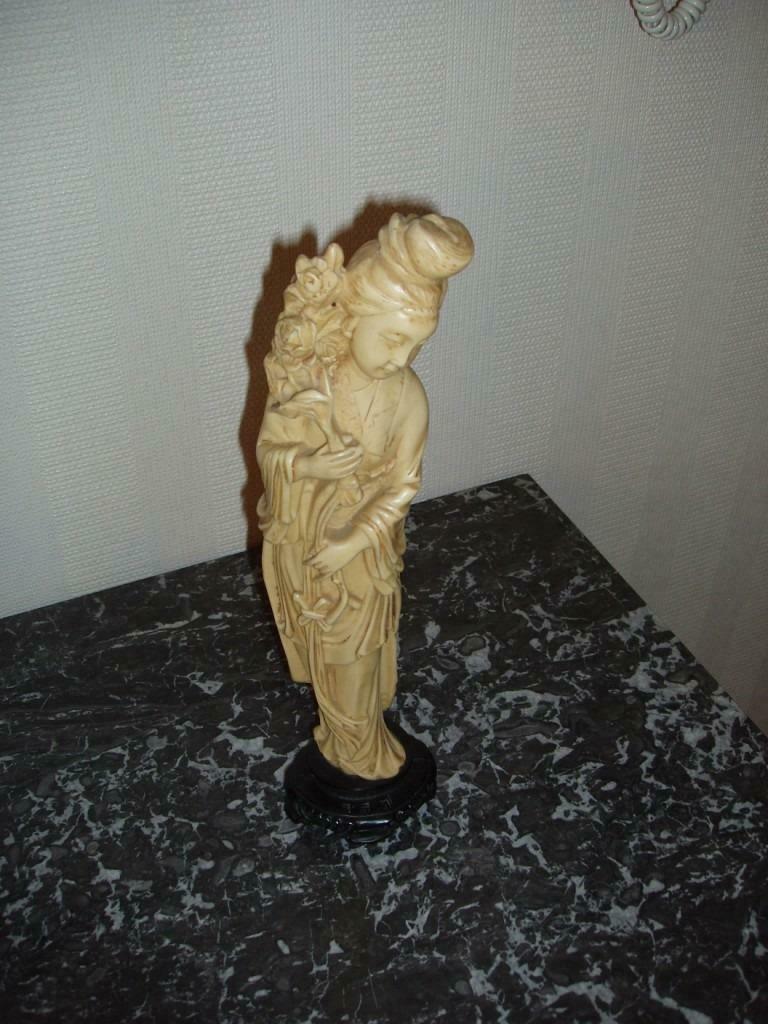Chinees beeldje (vrouw met bloemen), Antiek en Kunst, Ophalen of Verzenden