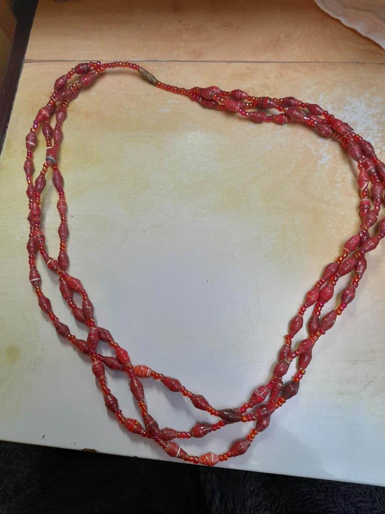 Dames halsketting met rode krallen en kleine bolletjes, Bijoux, Sacs & Beauté, Colliers, Rouge, Enlèvement ou Envoi, Utilisé, Avec strass