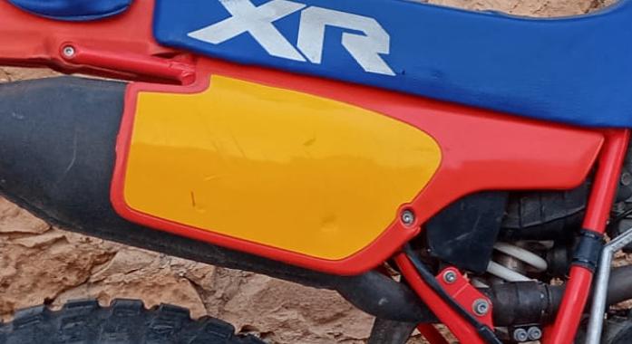 GEZOCHT: Honda XR 350 / 600 rood zijkant deksel, Motos, Enlèvement ou Envoi, Utilisé