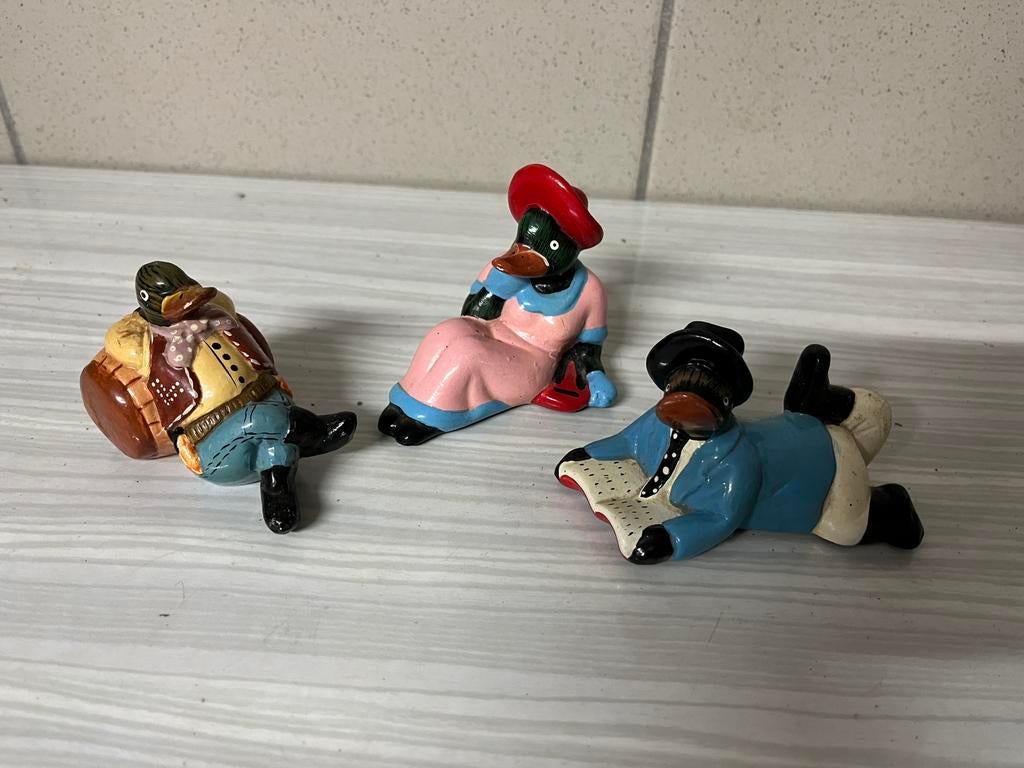Figurines canards et céramique peinte