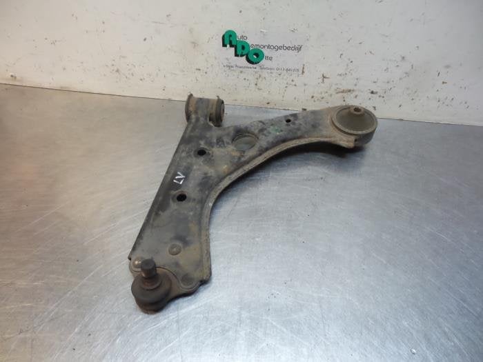 Draagarm links-voor van een Opel Corsa (Corsa D 07-), Gebruikt, -, -, Opel