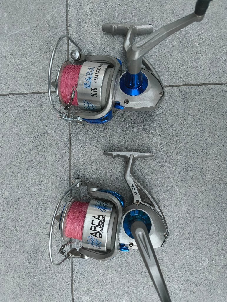 Set van 2 vismolens (Saga 70FD en Arca), opgespoeld, Watersport en Boten, Hengelsport | Algemeen, Ophalen, Gebruikt, Molen