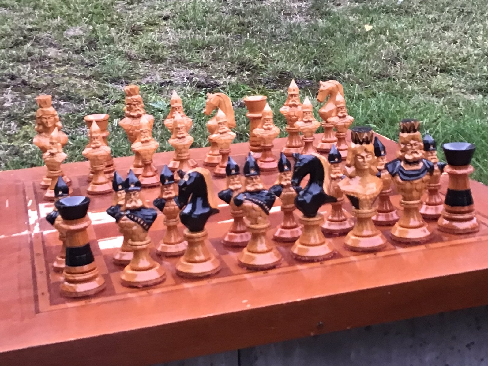 Antieke schaakspel met houten schaakstukken, Ophalen