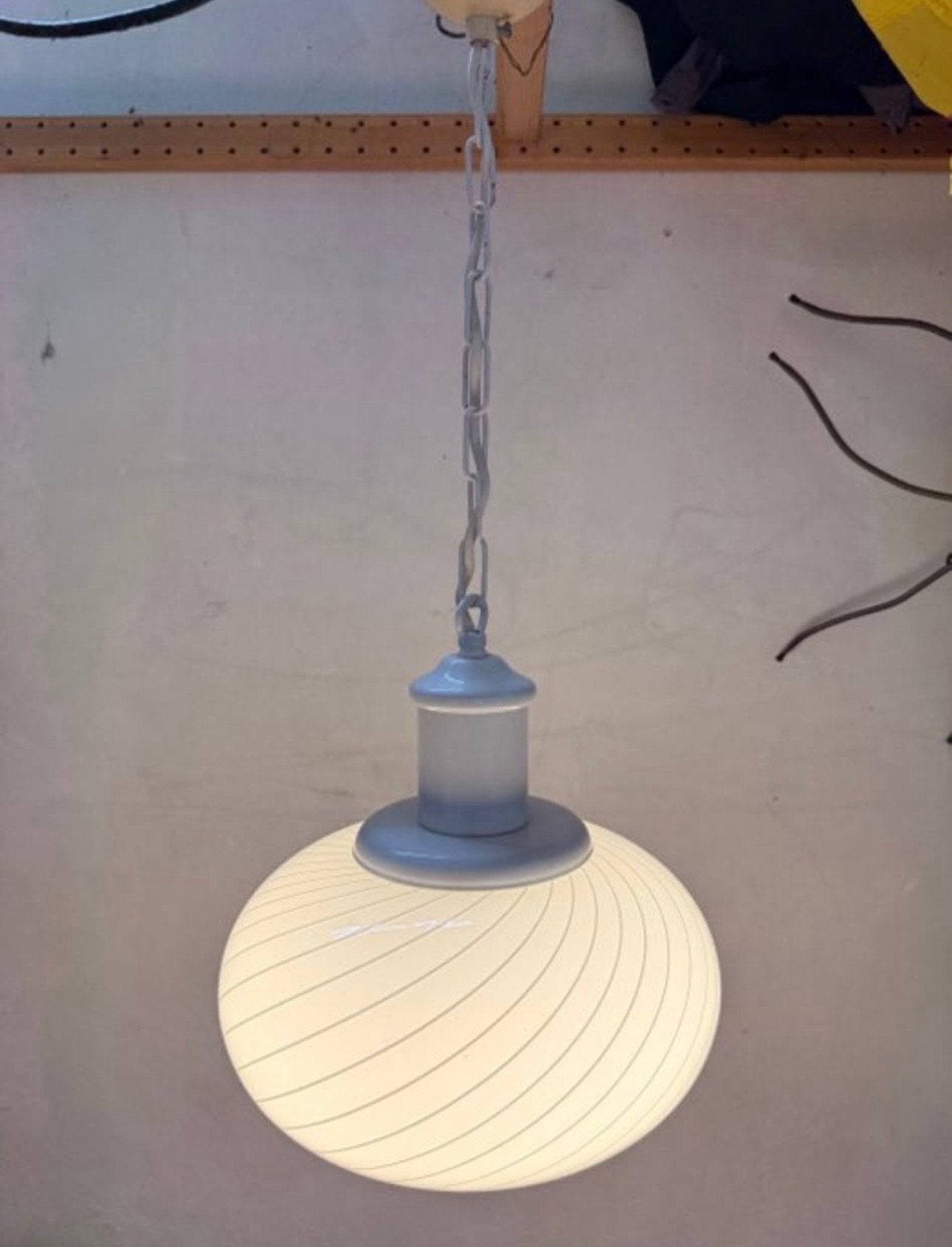 Vintage glazen hanglamp - witte bol - retro design, Ophalen of Verzenden, Zo goed als nieuw