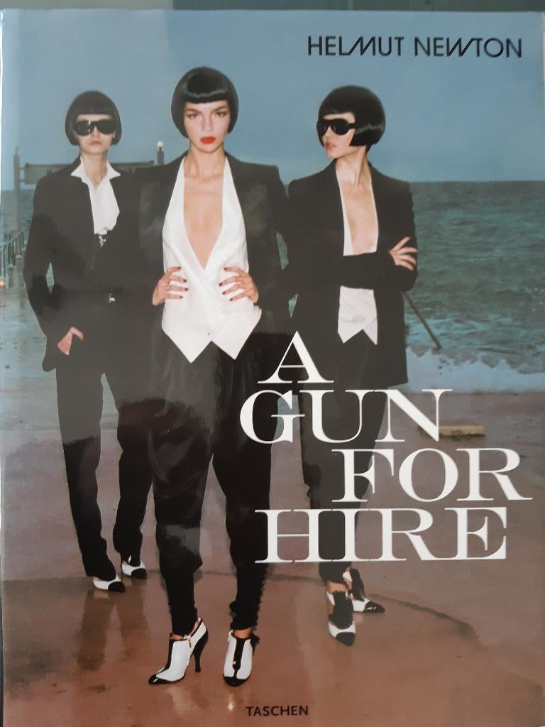 Helmut Newton Une arme à louer, Livres, Enlèvement ou Envoi, Comme neuf, Photographes, Helmut Newton