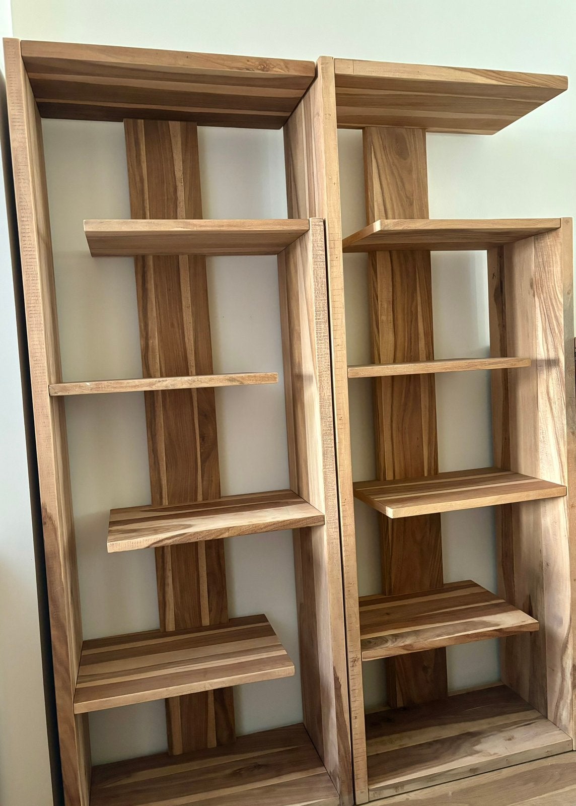 2 duurzame houten boekenkasten. Xooon. Massief kikarhout., Huis en Inrichting, Kasten | Boekenkasten, Ophalen, Met plank(en), 50 tot 100 cm