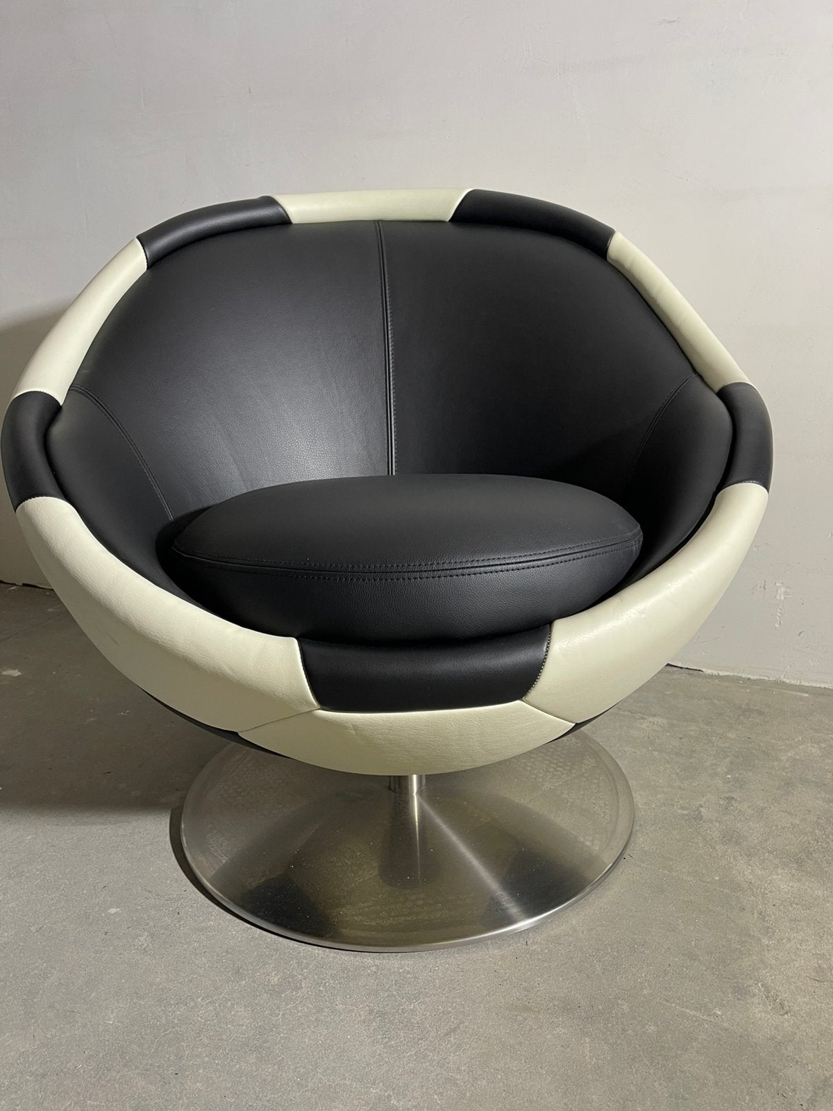 Exclusieve Voetbalstoel fauteuil Hattrick design, Sport en Fitness, Ophalen of Verzenden, Nieuw, Bal