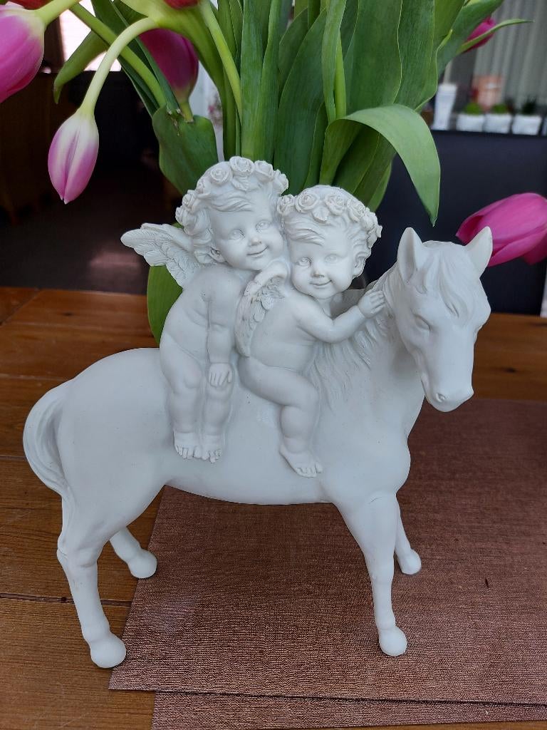 heel mooi decoratief beeld engeltjes op paard, Antiek en Kunst, Ophalen of Verzenden