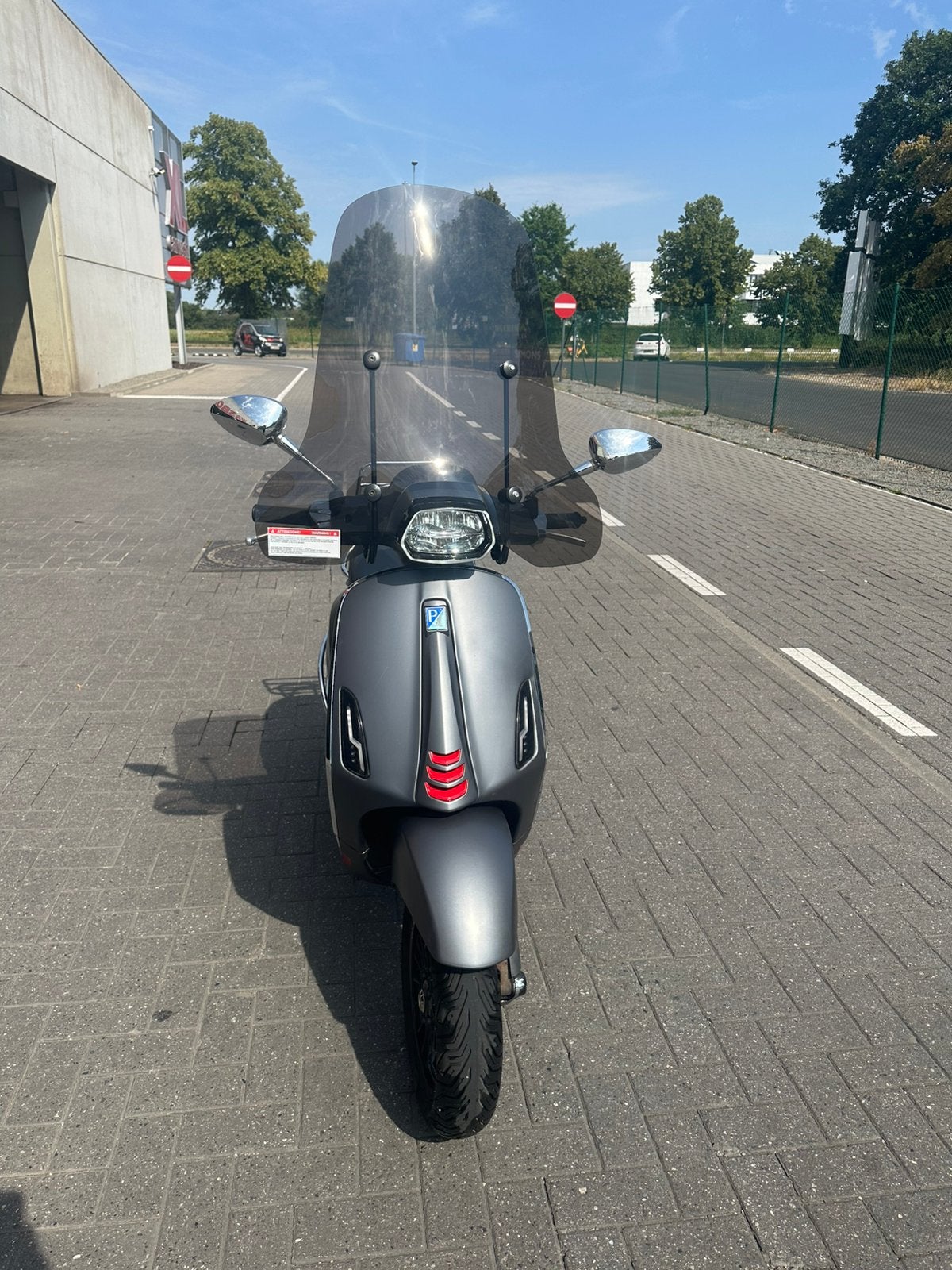 Vespa sprint mat grijs, Fietsen en Brommers, Ophalen, Zo goed als nieuw