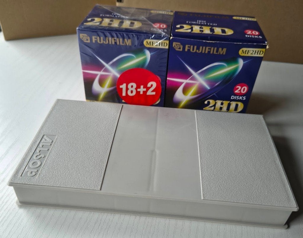 37 nieuwe diskettes Fujifilm MF2HD 3.5" (form.) + opbergbox, Overige typen, Nieuw, Ophalen of Verzenden, Fujifilm