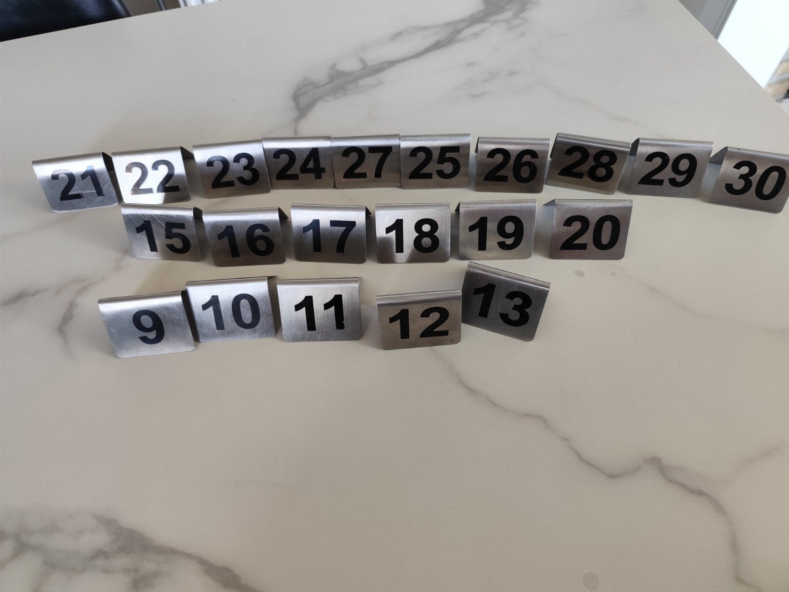 Tafel nummer bordjes. 9-13 en van 15-30., Zakelijke goederen, Ophalen