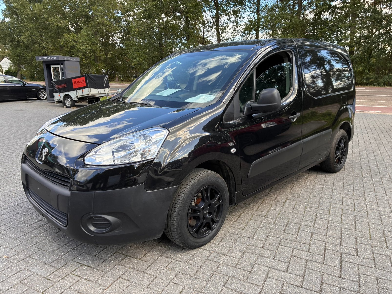 Peugeot partner 1.6hdi airco/3zit/115 PK, Stof, Used 1. Bestelwagens met ervaring., Zwart, 4 cilinders
