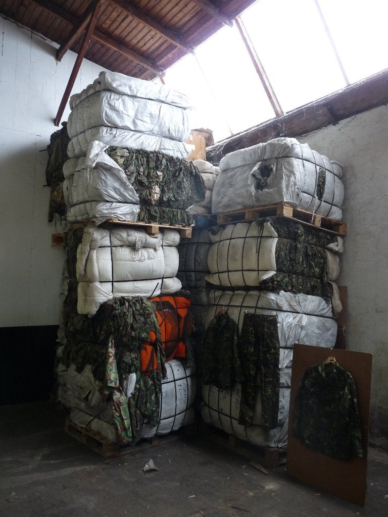 11 000 kg de vêtements de camouflage, pantalons militaires, Enlèvement