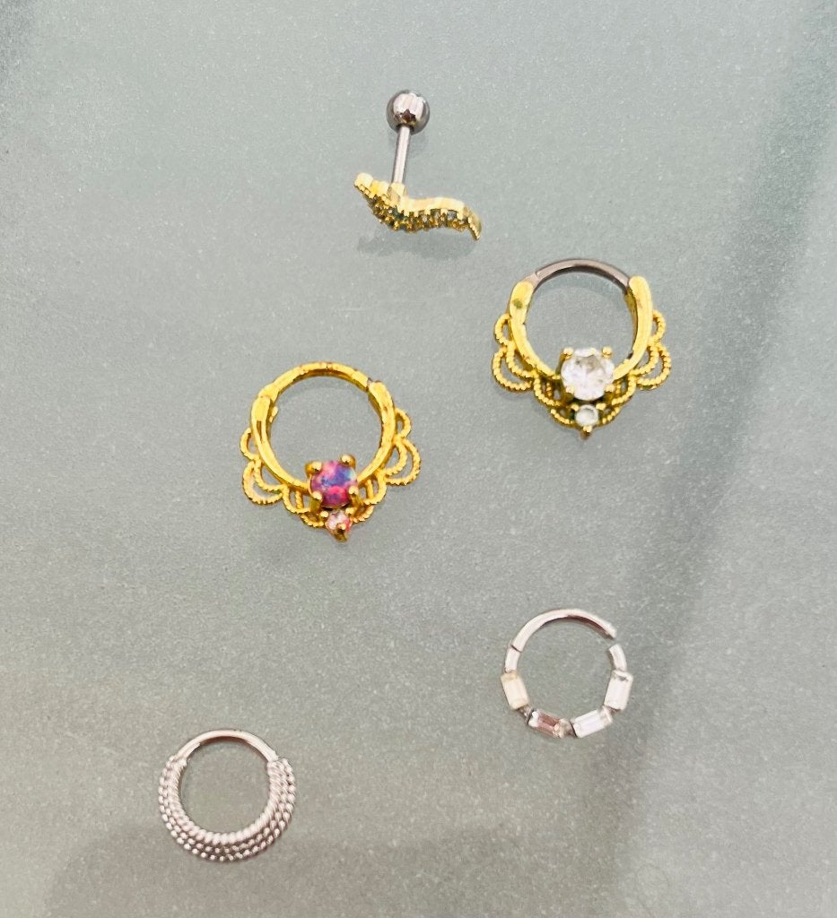 Piercings - Lot de plusieurs superbes piercing, Handtassen en Accessoires, Ophalen, Staal, Nieuw, Neuspiercing