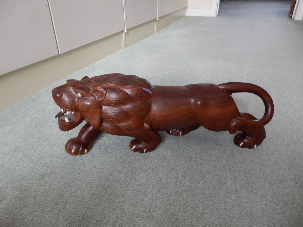 gebeeldhouwde leeuw uit massief mahoniehout, Antiek en Kunst, Kunst | Beelden en Houtsnijwerken, Ophalen, Houtsnijwerk, 50 - 100 cm