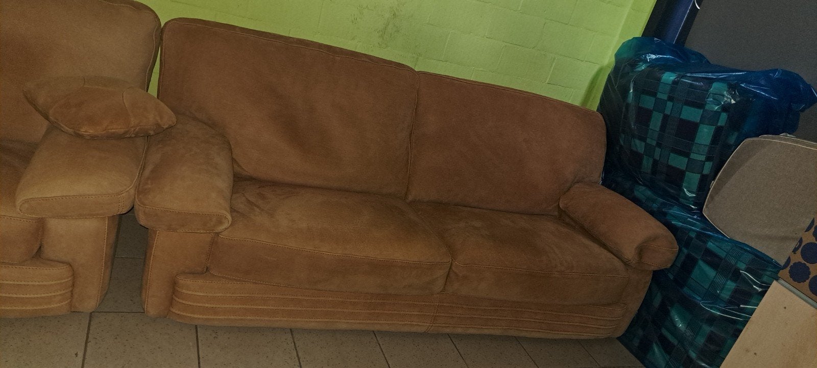 twee zit en club zetel, Ophalen