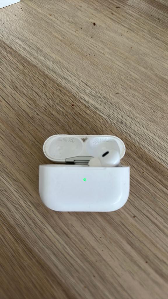 Airpods pro 2 ( boitier et oreillete droite), Enlèvement, Comme neuf