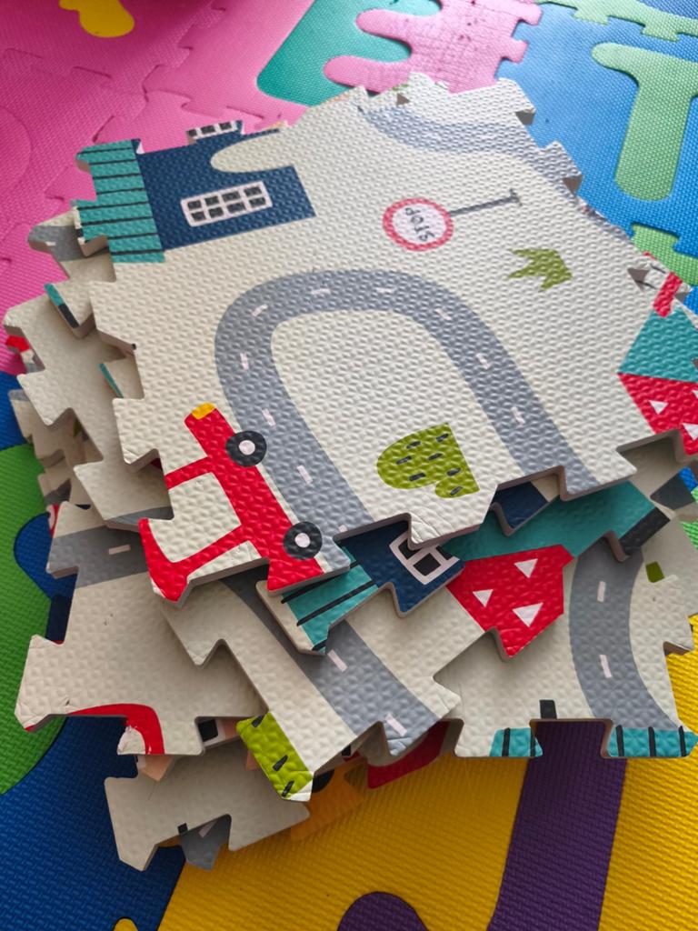 Tapis de jeu/tapis de puzzle avec routes et voitures (9 pièc, Enfants & Bébés, Enlèvement