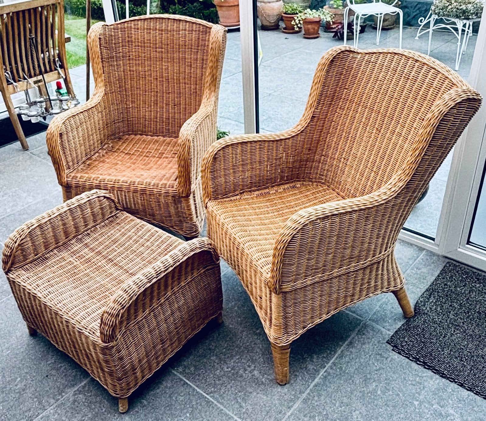 Set van twee hoge rotan fauteuil en voetenbank., Ophalen, Zo goed als nieuw, Rotan