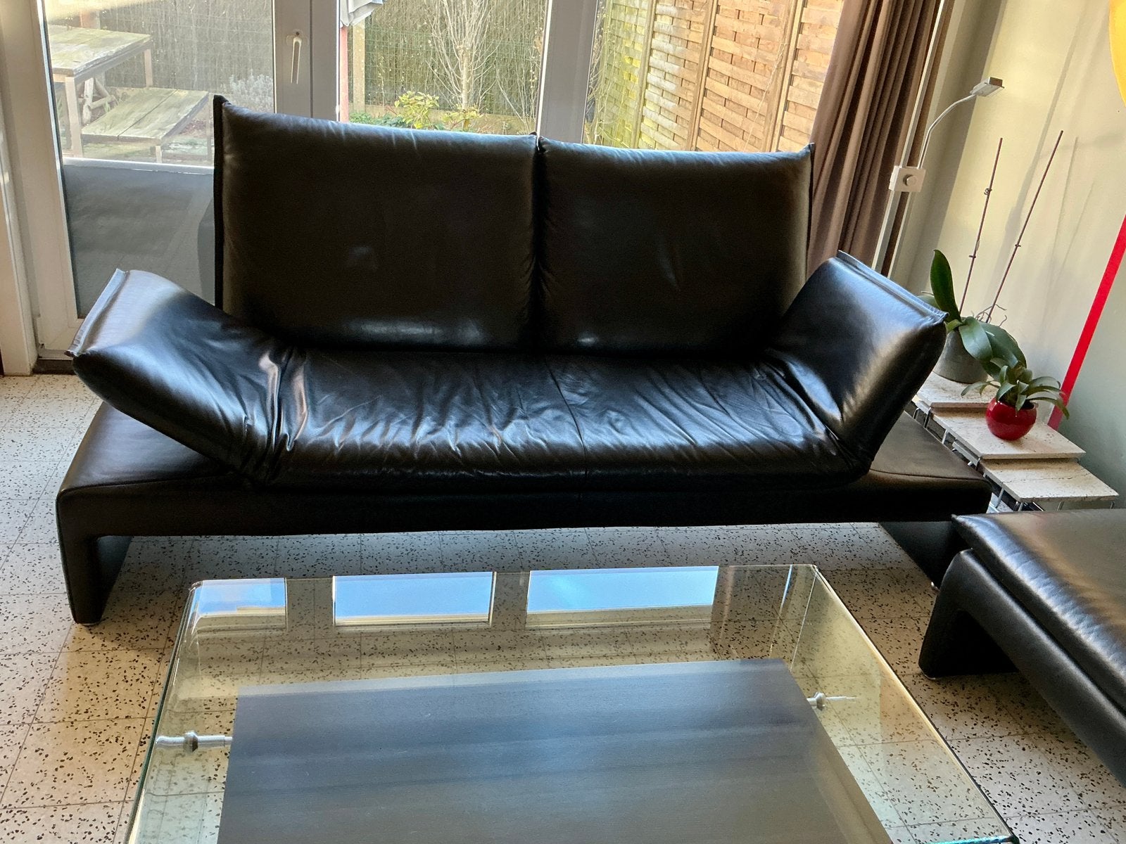 Siège et repose-pieds en cuir noir avec table basse., Enlèvement, Comme neuf, Cuir