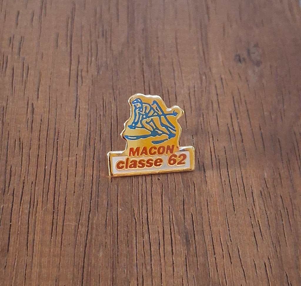 PIN - MACON CLASSE 62 - ALPINE SKI, Envoi, Utilisé, Sport, Insigne ou Pin's