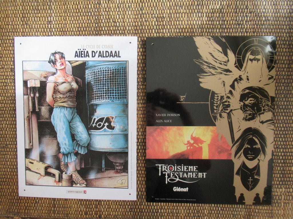 2 plaques en métal : Cycle de Cyann + Troisième Testament, Enlèvement