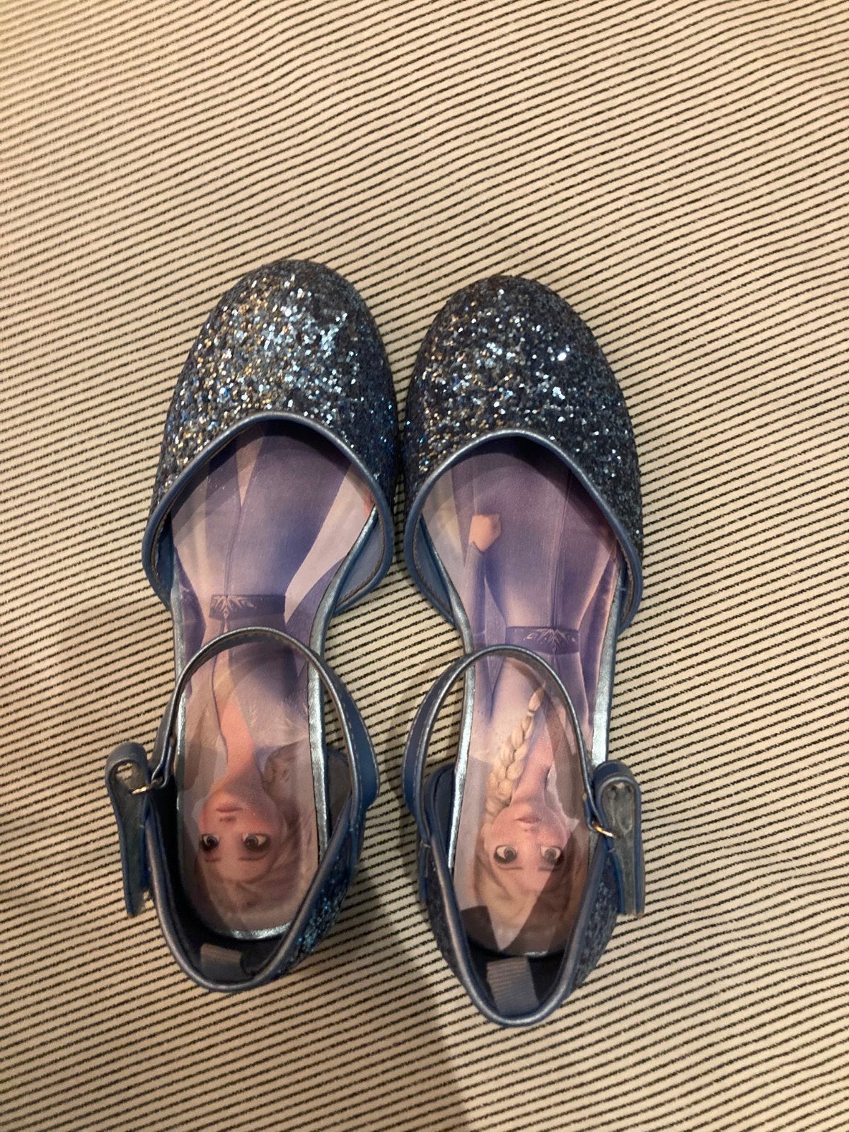 1 paar schoenen van Anna en Elsa maat 33, Kinderen en Baby's, Kinderkleding | Schoenen en Sokken, Meisje, Schoenen, Ophalen of Verzenden