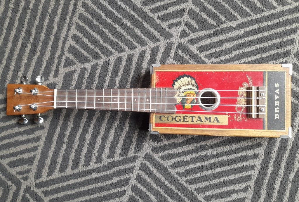 Ukulélé Cigarbox, Collections, Articles de fumeurs, Briquets & Boîtes d'allumettes, Enlèvement ou Envoi, Utilisé, Autres types