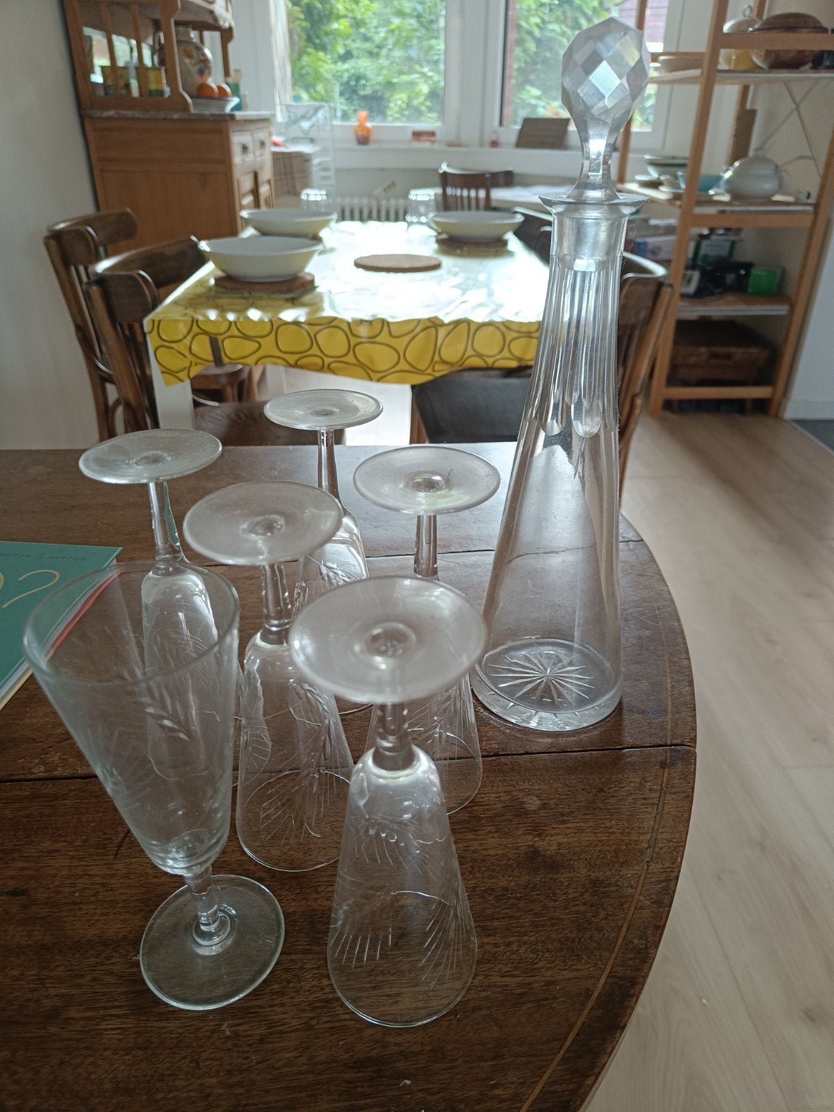 Karaf met 6 glazen, Ophalen