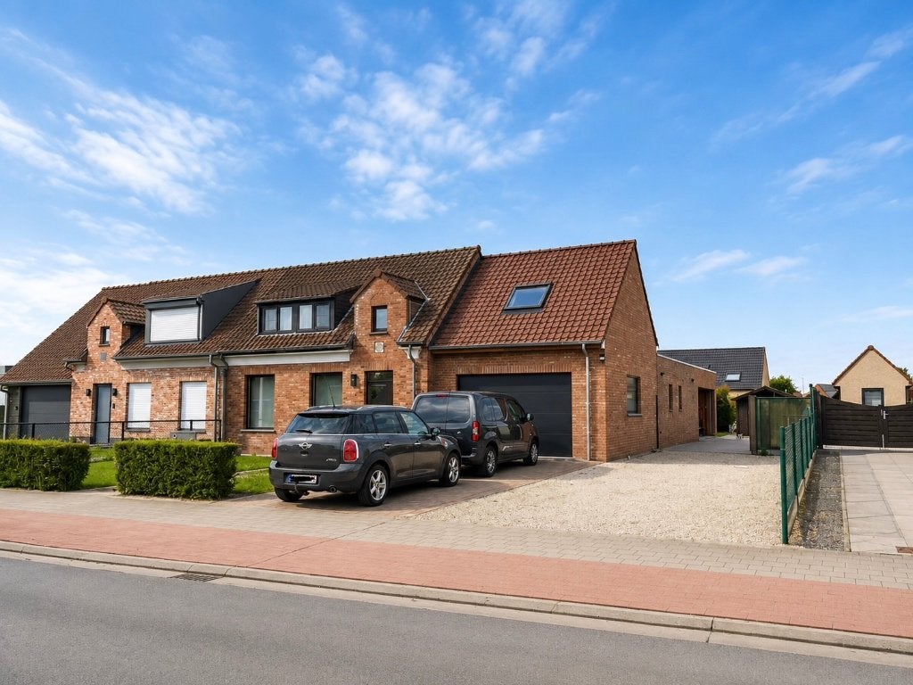Ruime gezinswoning met uitzonderlijk grote garage/werkruimte, Immo, Overige soorten, 237 kWh/m²/jaar, 3 kamers, Diksmuide