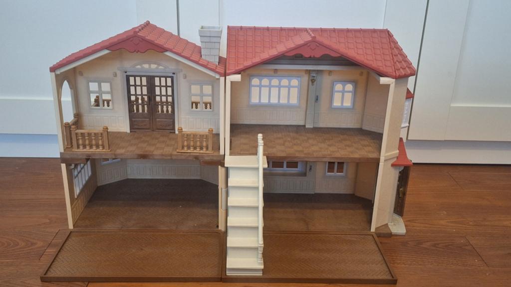 Maison de campagne au toit rouge de Sylvanian Families, Enfants & Bébés, Jouets | Maisons de poupées, Enlèvement ou Envoi, Comme neuf