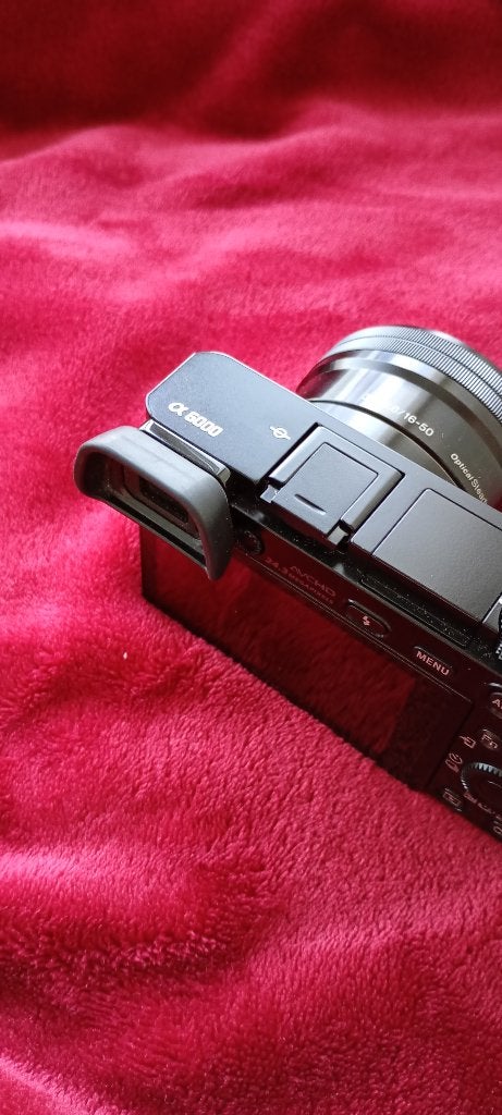 Sony a6000 met 16 50 lens, Ophalen of Verzenden, Zo goed als nieuw, 24 megapixels, WiFi