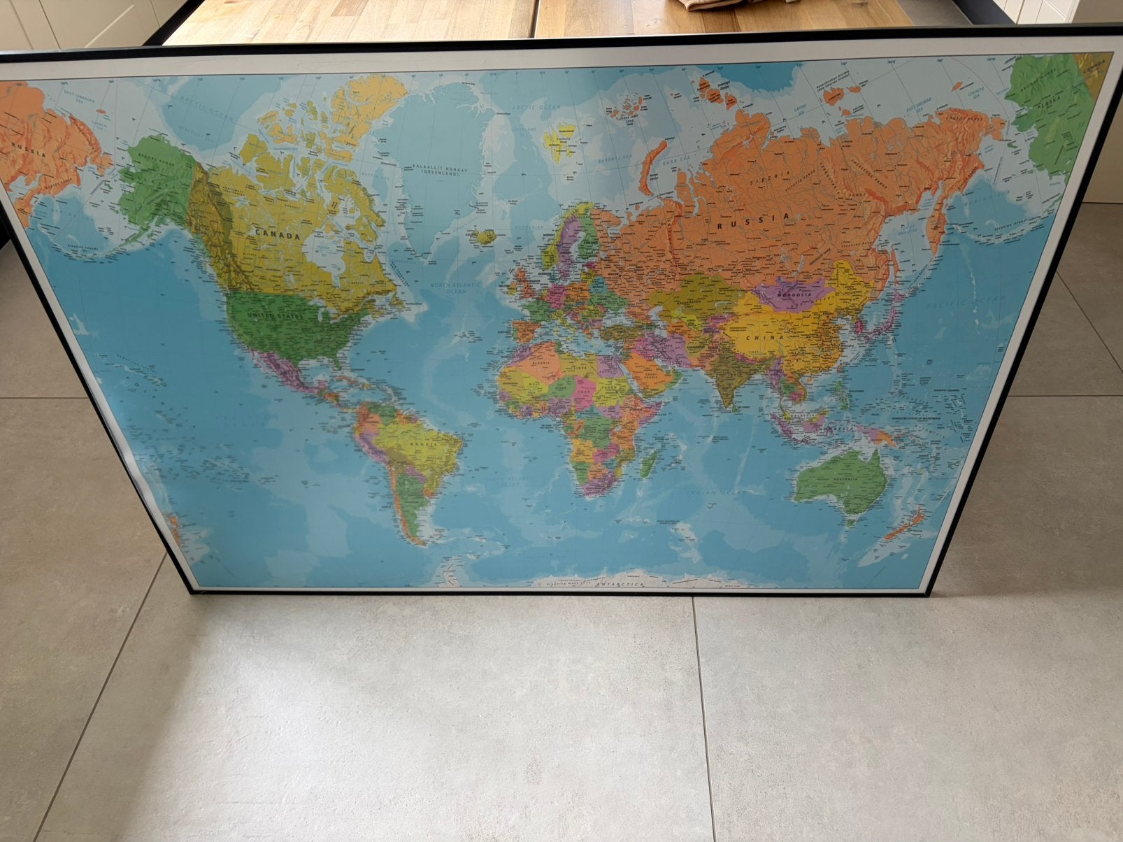 Grote ingekaderde wereldkaart – 120 x  85 cm, Ophalen, Zo goed als nieuw, Zwart