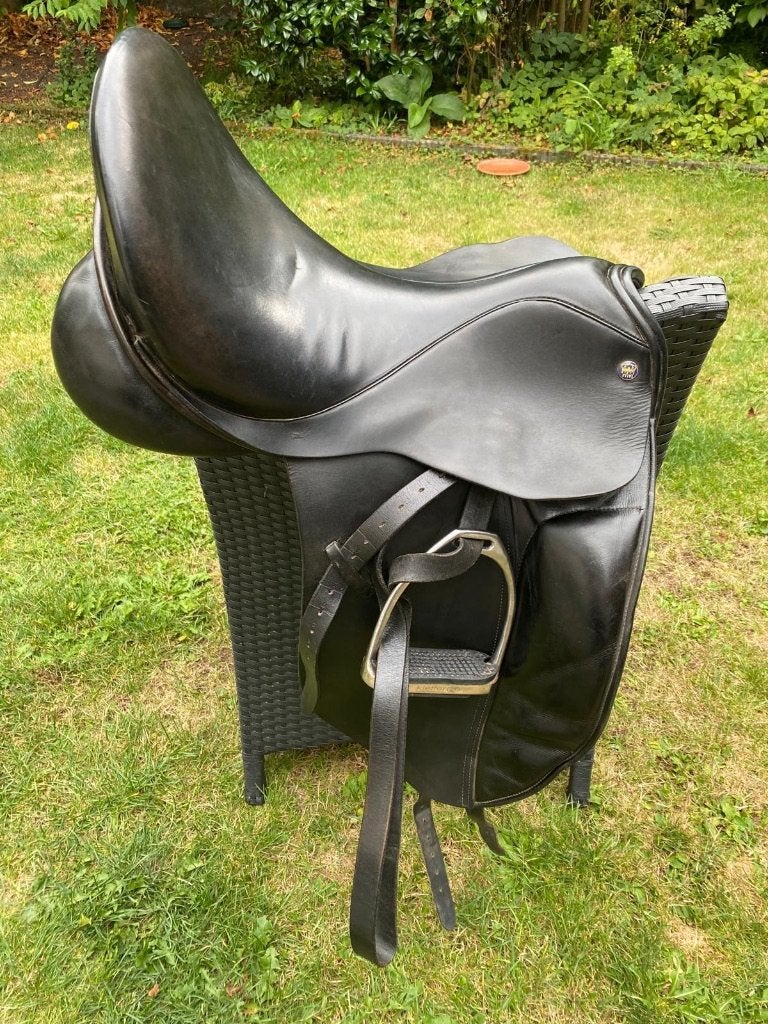 KM WorldRiding Dressage Deluxe 17", Dieren en Toebehoren, Paarden en Pony's | Zadels, Gebruikt, Dressuur, M (17 inch), Diepe zit