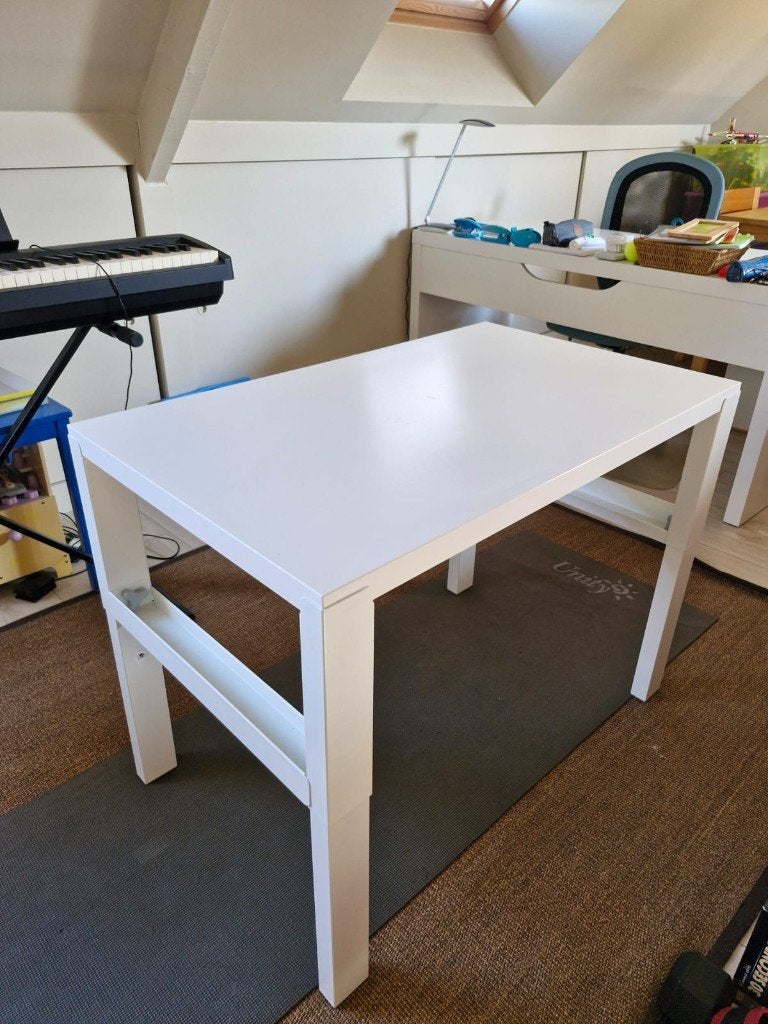 Wit tafeltje-bureau, 96 x 58 cm, Huis en Inrichting, Bureaus, Ophalen, Overige typen, 58 cm, In hoogte verstelbaar