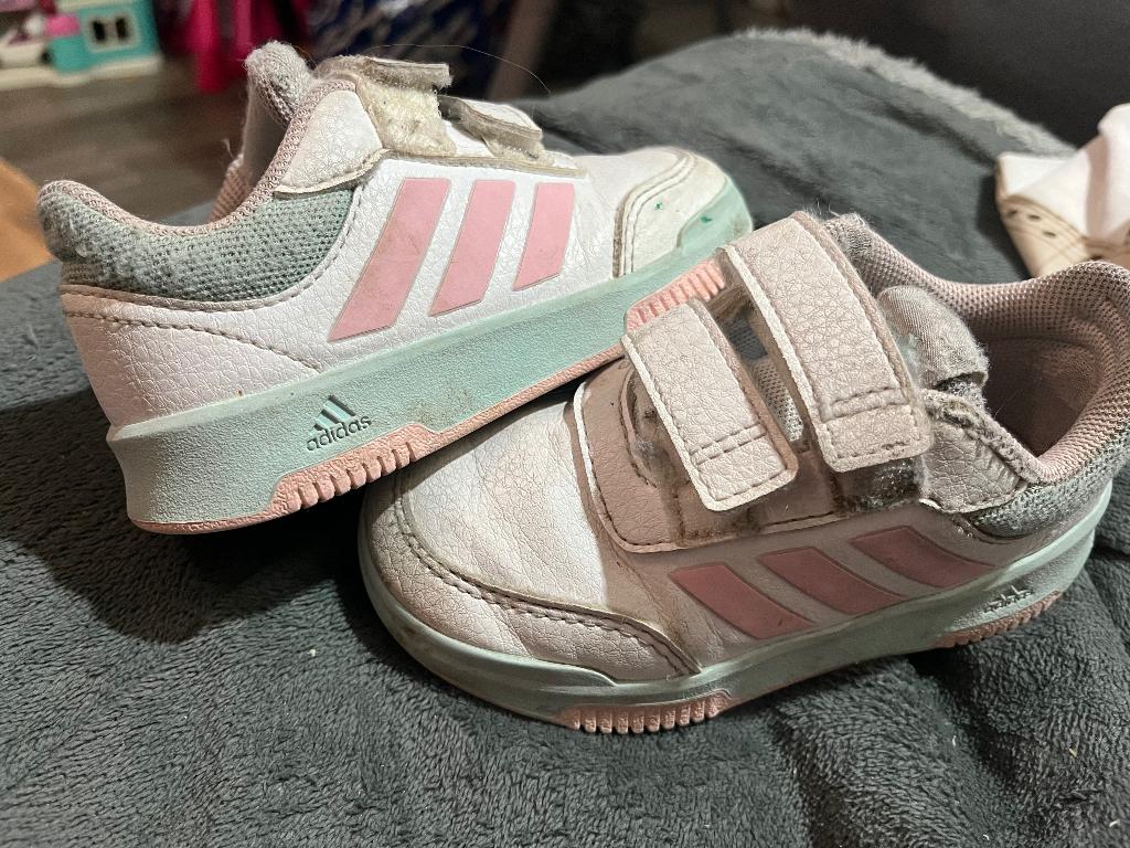 Basket fille adidas 24, Enfants & Bébés, Adidas, Enlèvement, Utilisé, Autres types