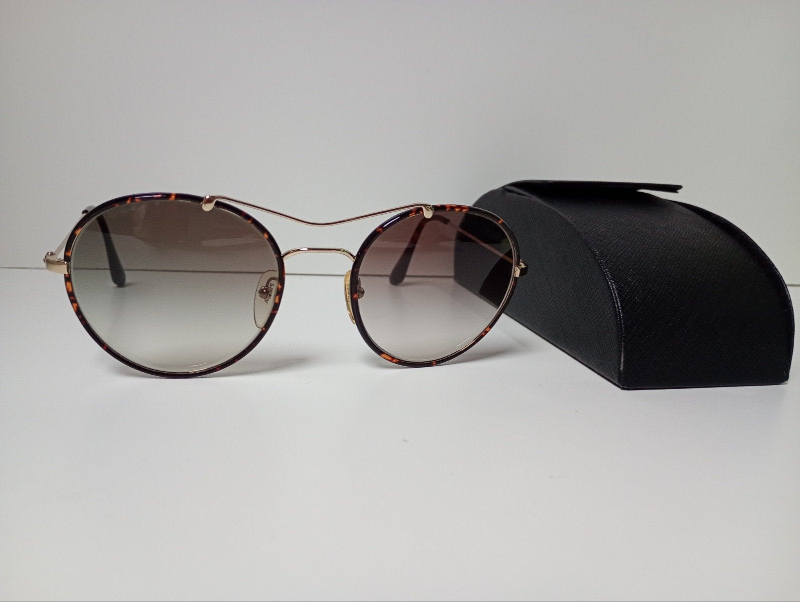 Prada Zonnebril Dames Model Cinéma Roundmet Saffiano koker, Ophalen of Verzenden, Bril, Prada