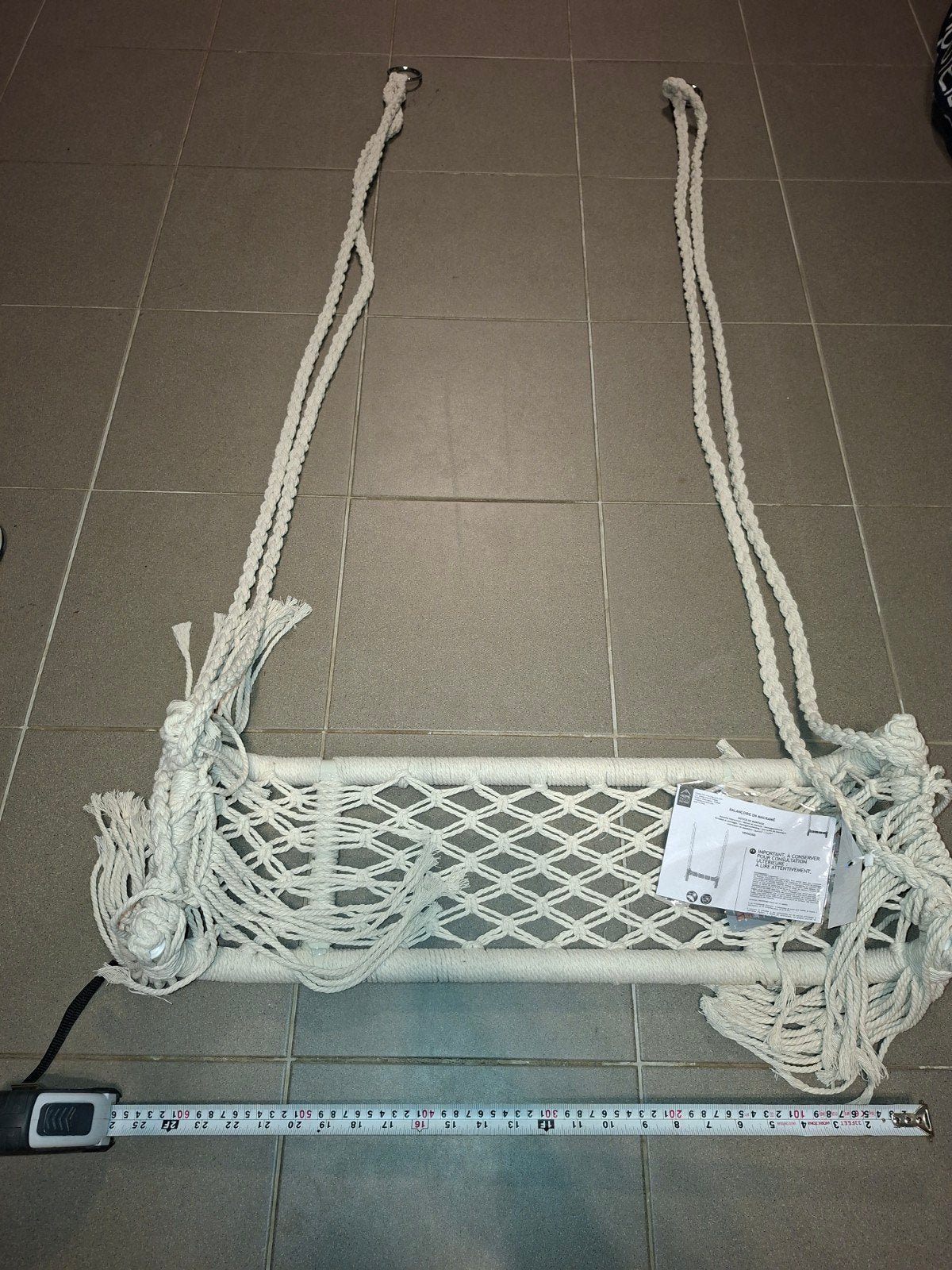 Balançoire en macramé, Enlèvement